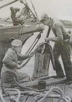 Men from 3rd AWT Unit training at Mornington Pier